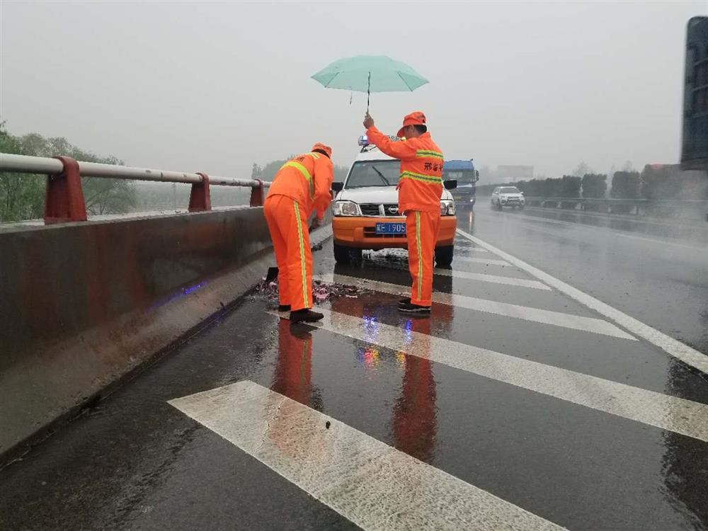 临西工区巡查人员及时疏通堵塞的桥梁泄水孔,避免了因桥面积水影响