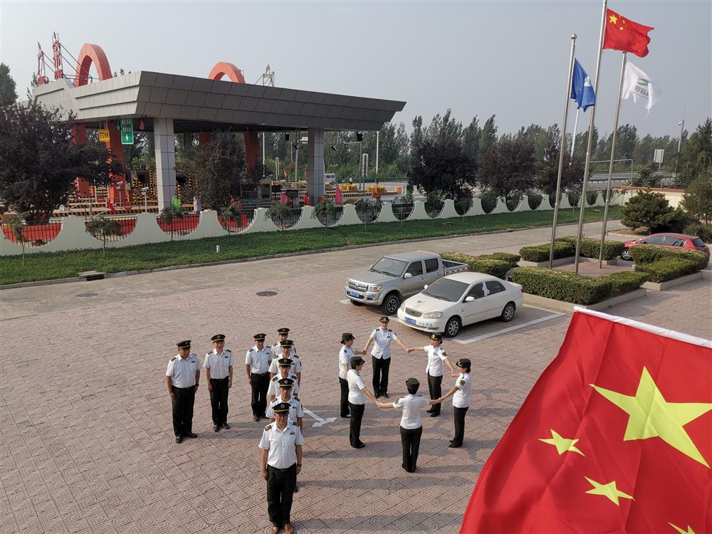10月1日，是中国人民共和国成立70周年，广宗站干部职工排成“70”字样，为祖国献礼。