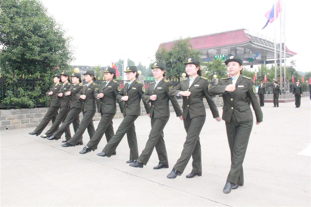 冀鲁界收费站在秋季培训期间进行军事队列训练。