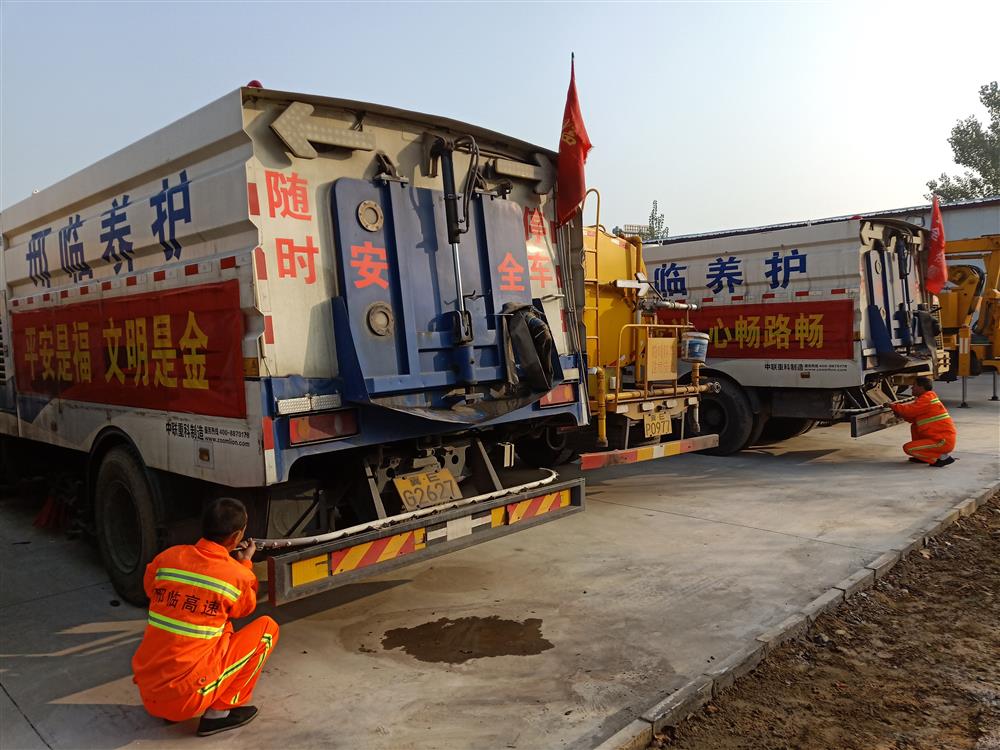 邢台工区驾驶员细心调休养护设备，通过拆卸水雾喷嘴，排除管路末端积水，谨防低温冻结损坏部件。