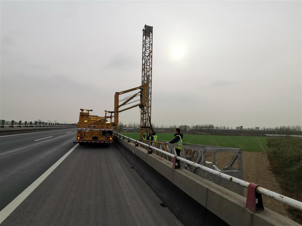 利用桥梁检测车对辖区内桥梁进行细致检测，确保检测准确性和养护专业性。