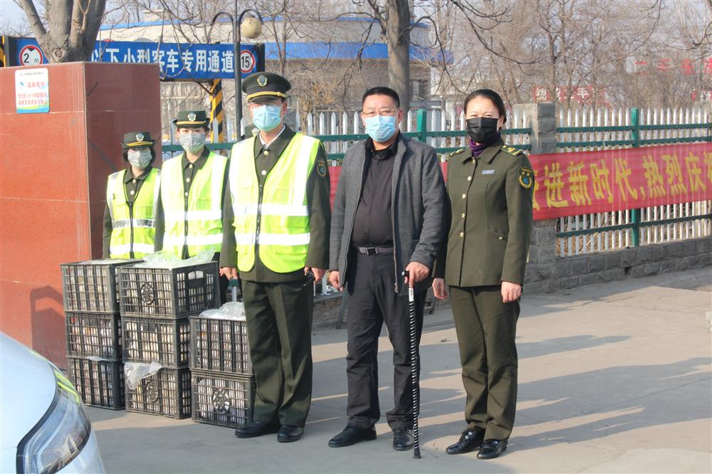 威县收费站职工司月红和爱人为站上人员送来了自家梨园种的梨，让在站职工吃上新鲜的水果，多补充维C，增强抵抗力。