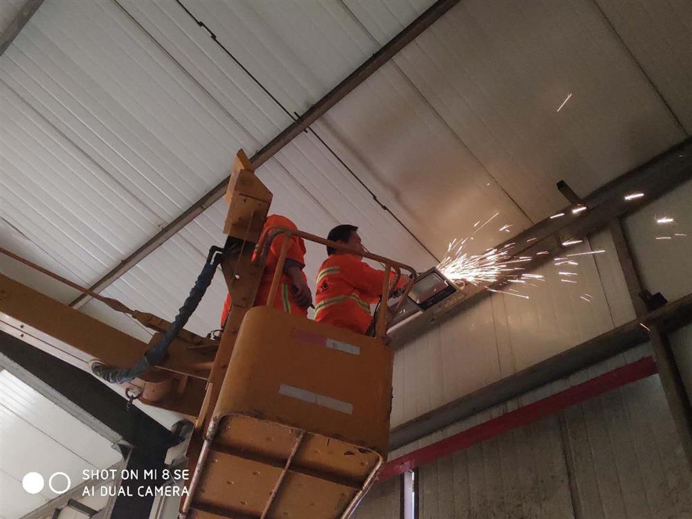 邢台工区机电股人员自己动手安装库房照明设施。