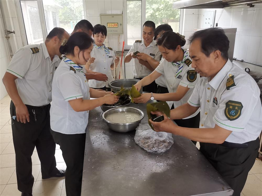 在中国传统节日“端午节”到来这一天，鸡泽收费站全体在站人员自己动手包粽子，集体感受节日的氛围。