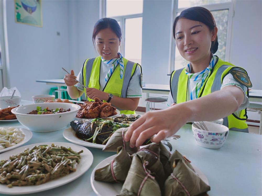 端午节虽然不能回家，但集体的温暖仍让我们“品味”到了家的味道。