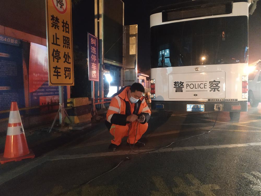为有效遏制疫情传播，邢台养护工区连夜协助民警建立检查点