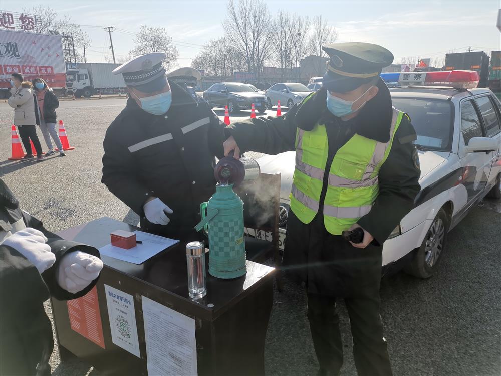 天气寒冷，运河西站职工为站口值守的工作人员送去冬日的温暖