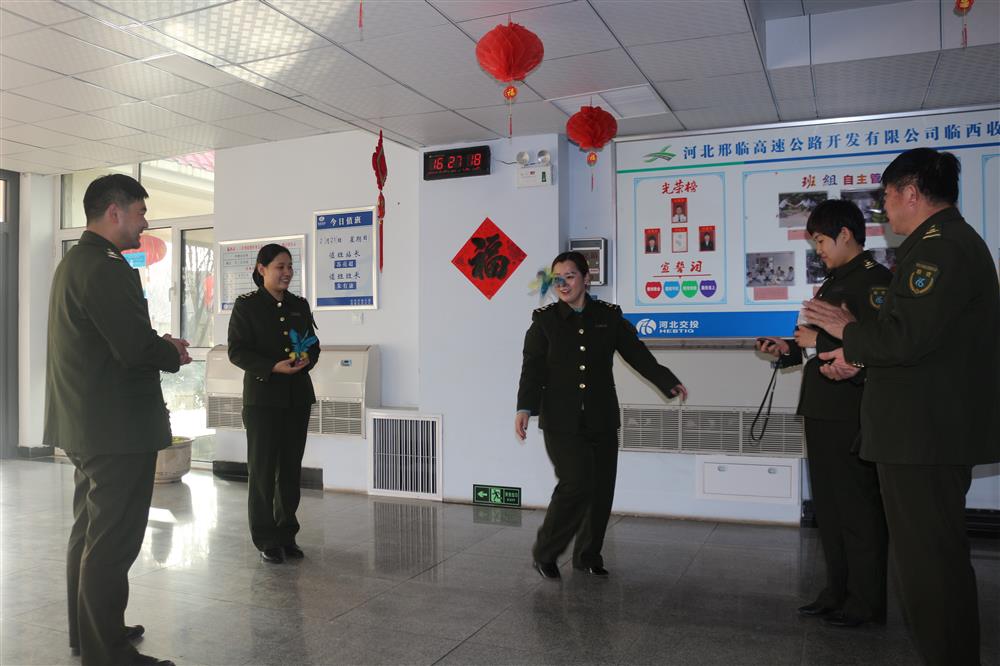 春节过后，临西收费站开展“毽康你我”踢毽比赛活动。不仅活跃了职工的文化生活，增强了职工体质，还提高了集体凝聚力。图为该站职工刘运霞取得计数踢毽比赛第一名。