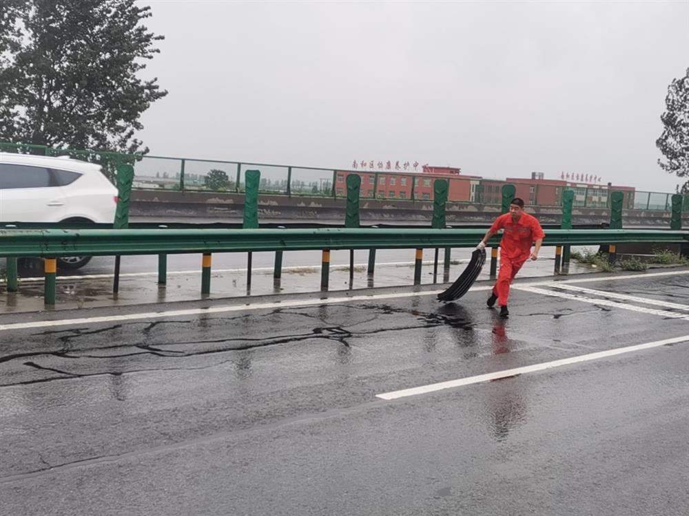 邢台养护工区巡查员秉承汛期不过、排查不止的工作理念，在风雨中巡查道路状况，排除隐患安全隐患。