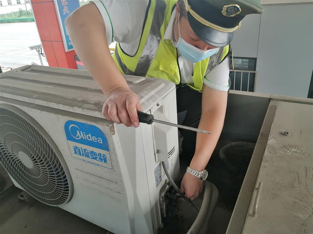 炎炎夏日，平乡收费站岗亭空调出现故障，机电员及时维修，为职工在夏日送来清凉。