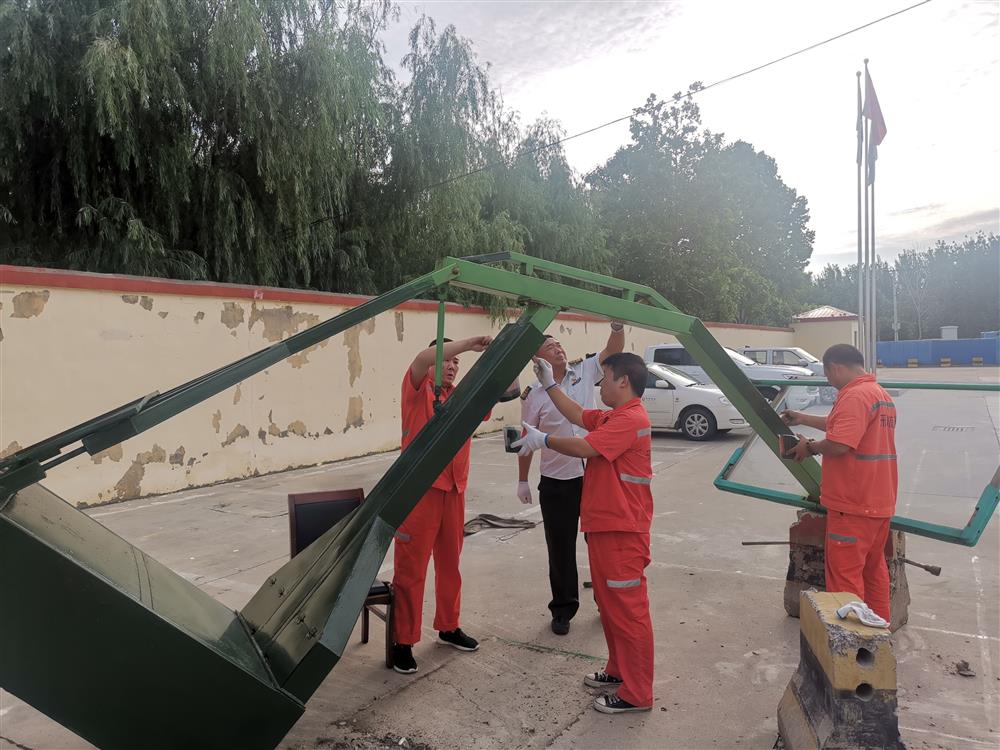 邢台工区养护人员自己动手对篮球架进行除锈粉刷，将节能降耗落实到日常工作的每一细节。