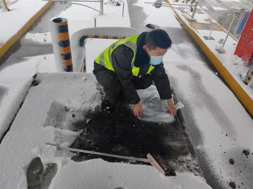 运河西站机电员及时发现收费亭内漏雨情况，冒雪迅速进行修缮处理。