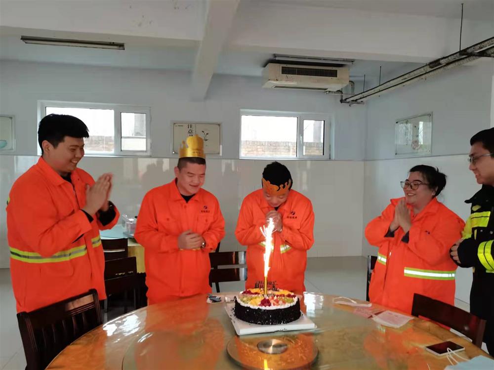 1月19日，临西工区为两名同天生日的职工过生日，让职工在寒冷的冬日感受到家一样的温暖。
