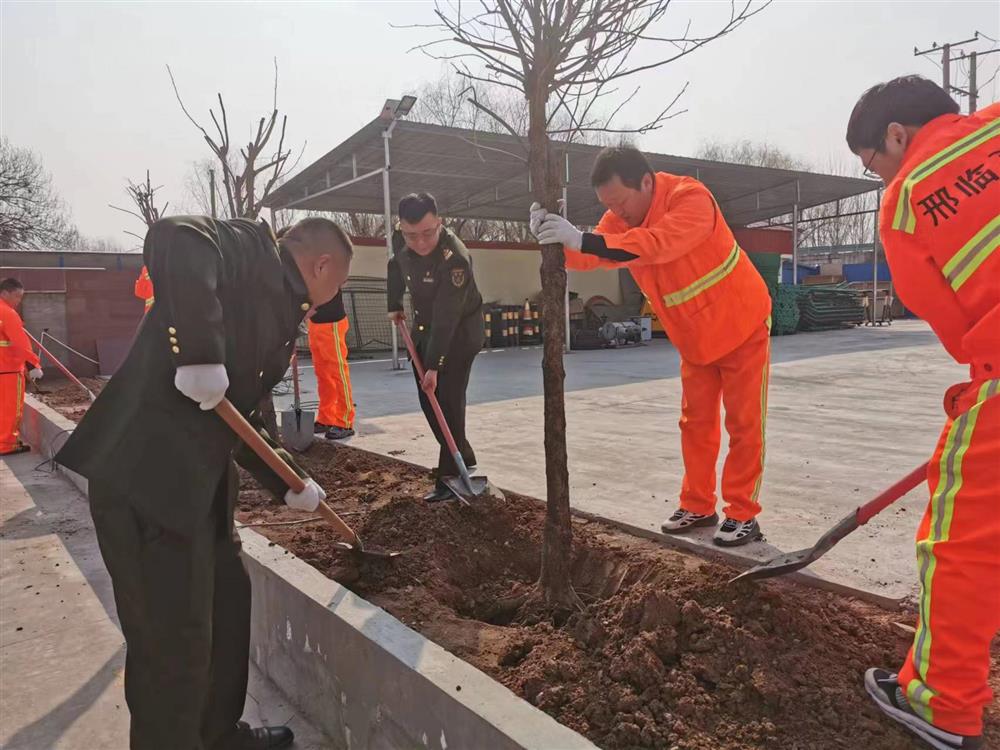 春风催新绿，植树正当时。2月22日，邢台养护工区开展“不负春光植新绿，共建靓丽场区”植树活动。