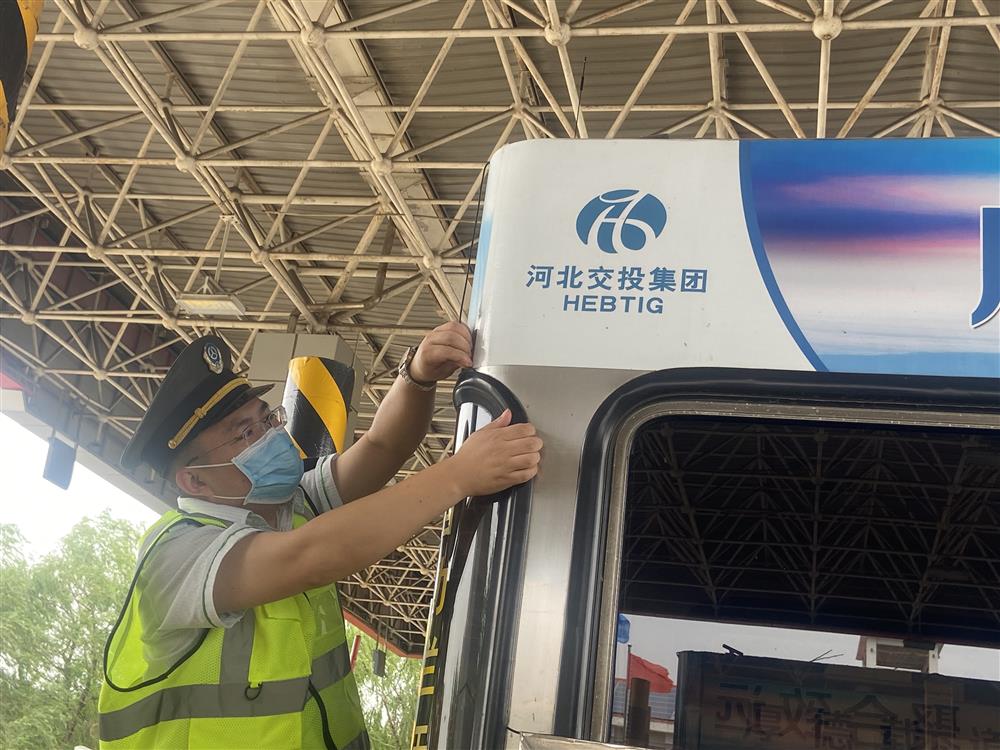 邢台收费站更换扫码枪天线，提升司乘通行效率。