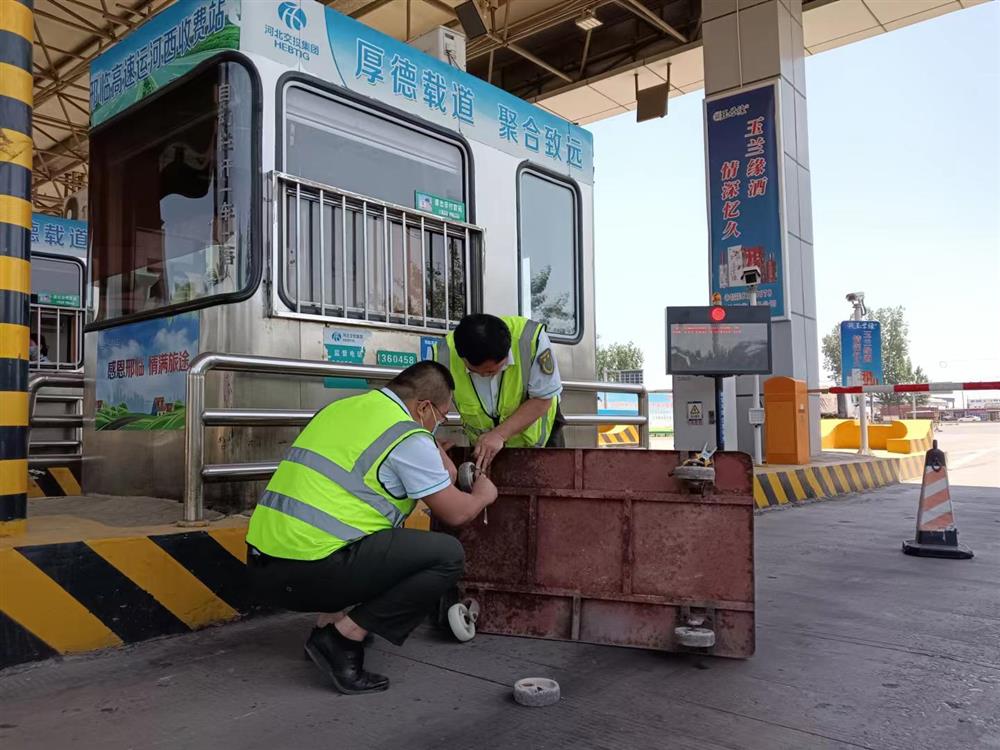 图为运河西收费站收费员自己动手维修小推车、更换下推车车轮。