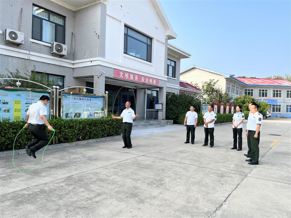 威县收费站组织在站职工开展“绳采飞扬 凝心聚力”为主题的跳绳比赛。
