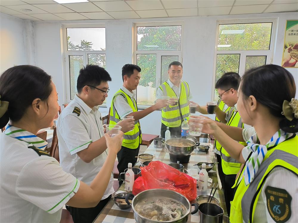 在八月十五中秋节到来之际，威县收费站丰富员工餐桌，营造温馨、关怀、和谐的工作生活氛围，喜迎中秋国庆双节。