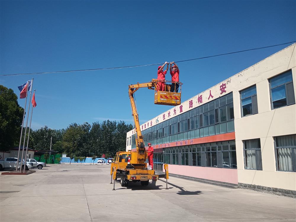 场区内网络线路因大风刮断，工区机电人员不等不靠利用闲暇时间及时维修网络线路确保工区正常工作，以实际行动促进养护工作提质增效。