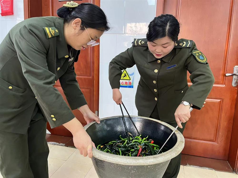 冬天是一个最适合腌制咸菜的季节，入冬首日，该站职工腌制“什锦黄瓜”，不失为每日早餐中脆嫩爽口的一道小菜。