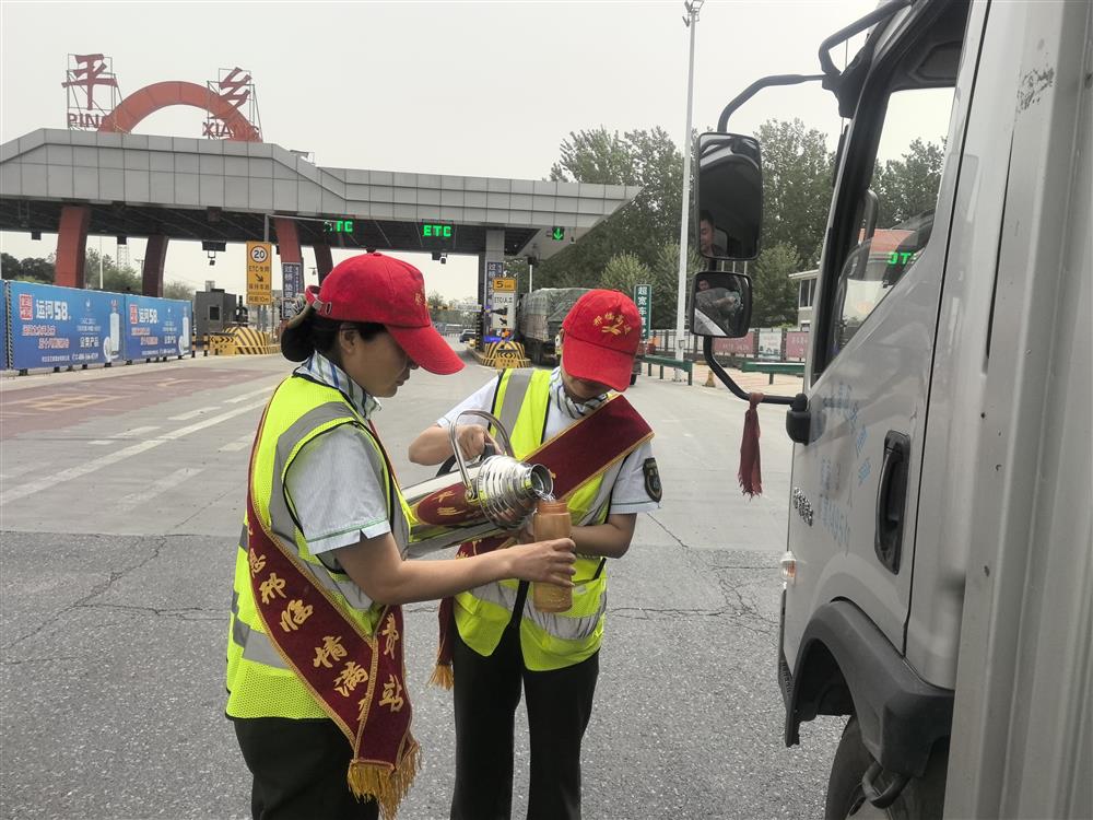 收费员为司乘人员提供热水，进一步提升了司乘满意度。