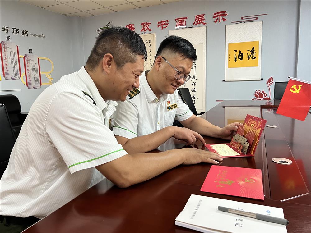 威县收费站党支部党员收到“政治生日”卡，感受红色初心的时代脉动。